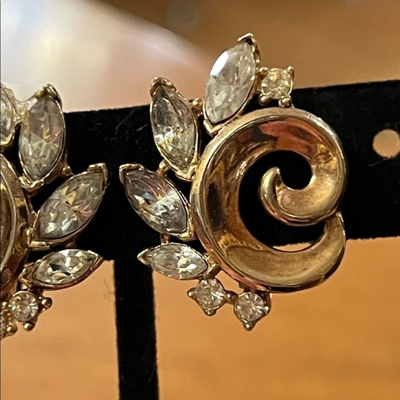 Vintage crown Trifari faceted Crystal rhinestones clip on earrings - Picture 4 of 13